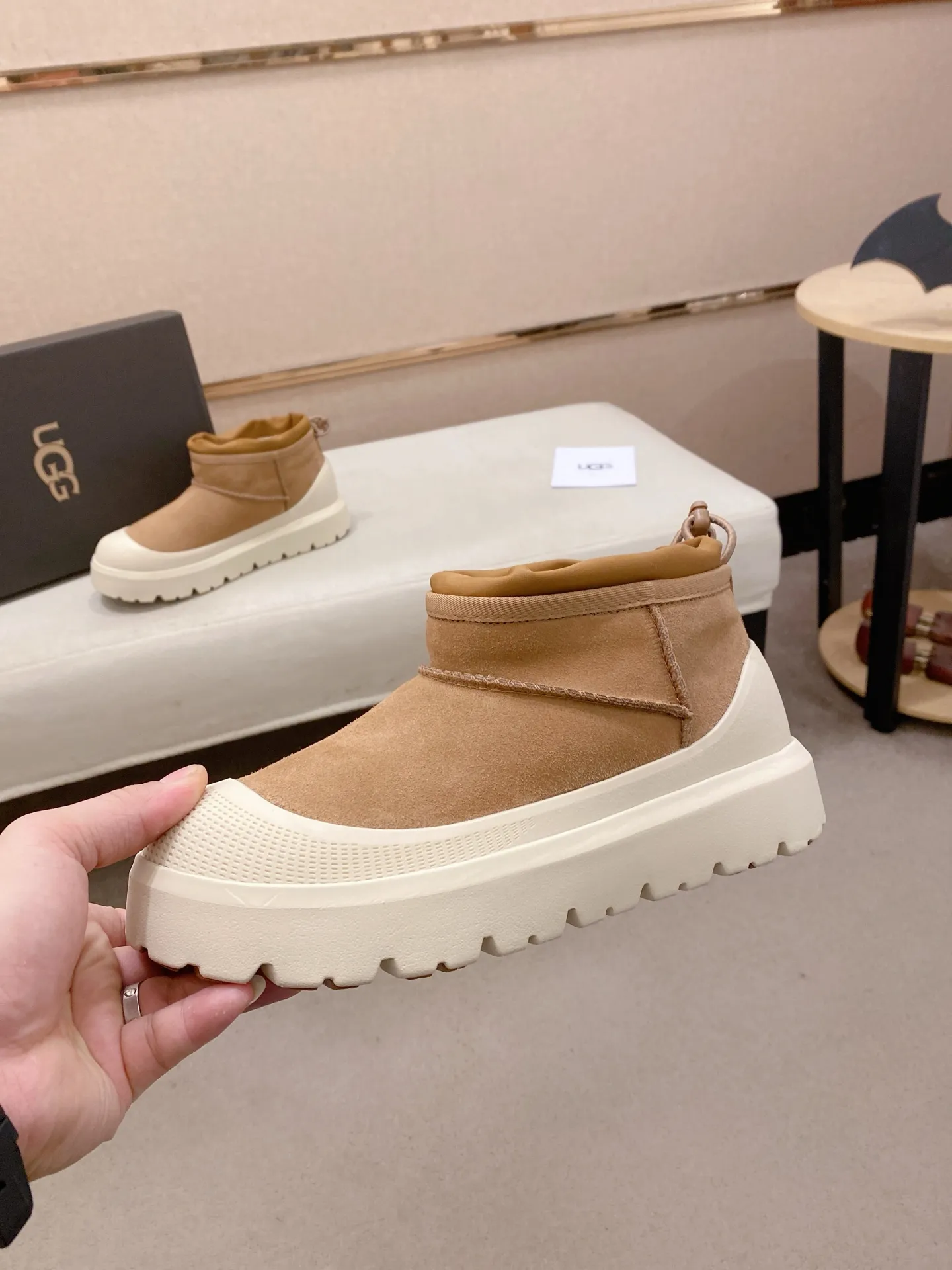 Factory price: 500💰Couple model💏 Same style as Wang Yibo, North American men's shoes Ugg ☃️In the special sale of new high-quality men's shoes snow boots in autumn and winter, the nemesis of extreme cold weather! Made of cowhide leather, merino wool lining, and original outsole, whether driving, outdoor or daily wear, there is always one that suits you! Male and female size: 35-46.